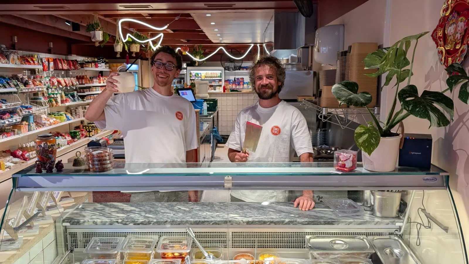 Founders Luuk and Hannes behind the counter at Toko Texel